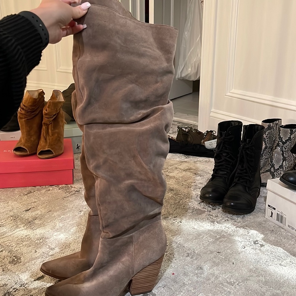 Charles Davis Over the Knee light brown boots never worn size 8